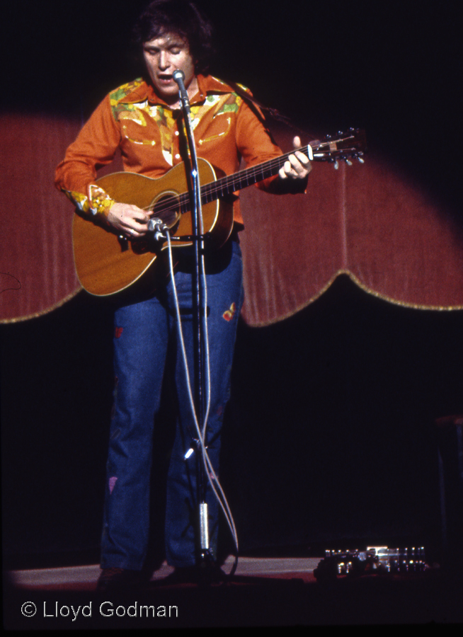 Don Mclean playing Banjo